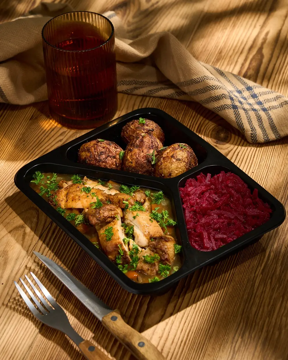 Udko z kurczaka z pieczonymi potatkami i buraczkami dieta klasyczna